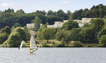 Center Parcs Park Bostalsee investeren in een gebied omgeven door een heuvellandschap en het meer